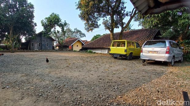 Pemanfaatan lahan warga untuk parkir wisata Talaga Biru Cicerem, Kabupaten Kuningan.