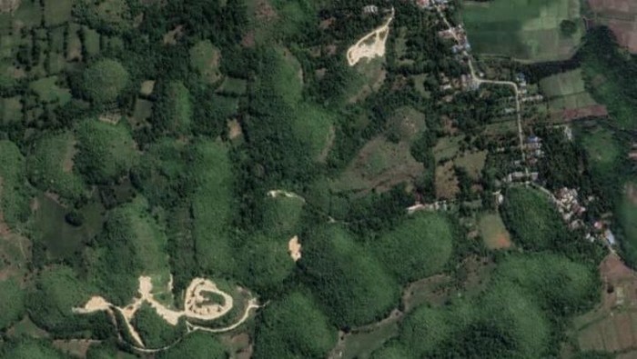 Penampakan citra satelit lokasi rencana pertambangan batuan di Desa Wollangi, Kecamatan Barebbo, Bone.