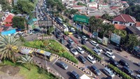 Polres Bogor melakukan rekayasa lalu lintas sistem satu arah, sistem lawan arus di pintu keluar Tol Ciawi serta sistem ganjil genap untuk mengurai macet.