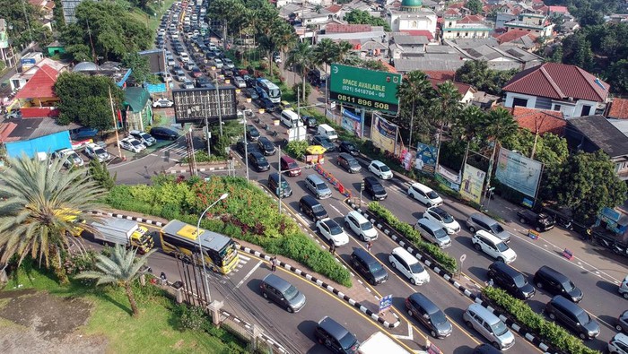 Penampakan Padatnya Jalur Puncak Bogor Saat Libur Panjang Kepadatan kendaraan menuju jalur Puncak, Gadog, Kabupaten Bogor, Jawa Barat, Kamis (9/5/2024). Polres Bogor melakukan rekayasa lalu lintas sistem satu arah, sistem lawan arus di pintu keluar Tol Ciawi serta sistem ganjil genap akibat kepadatan di jalur menuju Puncak, Bogor, karena banyaknya warga memanfaatkan libur panjang akhir pekan, cuti bersama yang bertepatan dengan hari Kenaikan Isa Almasih. ANTARA FOTO/Yulius Satria Wijaya.