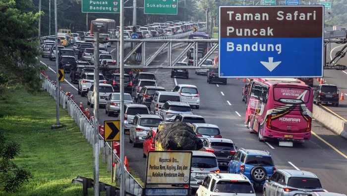 Penampakan Padatnya Jalur Puncak Bogor Saat Libur Panjang Kepadatan kendaraan menuju jalur Puncak, Gadog, Kabupaten Bogor, Jawa Barat, Kamis (9/5/2024). Polres Bogor melakukan rekayasa lalu lintas sistem satu arah, sistem lawan arus di pintu keluar Tol Ciawi serta sistem ganjil genap akibat kepadatan di jalur menuju Puncak, Bogor, karena banyaknya warga memanfaatkan libur panjang akhir pekan, cuti bersama yang bertepatan dengan hari Kenaikan Isa Almasih. ANTARA FOTO/Yulius Satria Wijaya.