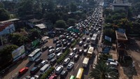 Kemacetan terjadi karena banyaknya warga memanfaatkan libur panjang akhir pekan, cuti bersama yang bertepatan dengan hari Kenaikan Isa Almasih.
