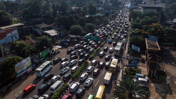 Kepadatan kendaraan menuju jalur Puncak, Gadog, Kabupaten Bogor, Jawa Barat, Kamis (9/5/2024). Polres Bogor melakukan rekayasa lalu lintas sistem satu arah, sistem lawan arus di pintu keluar Tol Ciawi serta sistem ganjil genap akibat kepadatan di jalur menuju Puncak, Bogor, karena banyaknya warga memanfaatkan libur panjang akhir pekan, cuti bersama yang bertepatan dengan hari Kenaikan Isa Almasih. ANTARA FOTO/Yulius Satria Wijaya.