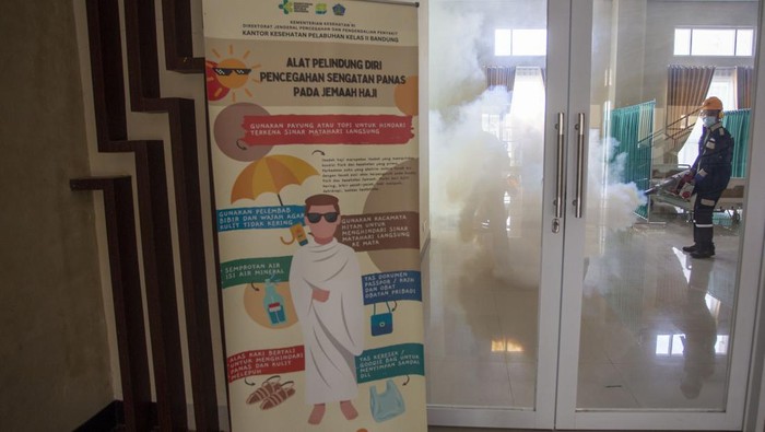 Petugas Kantor Kesehatan Pelabuhan (KKP) kelas II Bandung melakukan pengasapan (fogging) di Asrama Haji Embarkasi Kertajati, Indramayu, Jawa Barat, Rabu (8/5/2024). Pengasapan di Asrama haji Kertajati tersebut untuk memastikan lokasi yang akan ditempati oleh jemaah calon haji bebas dari nyamuk yang menyebarkan penyakit. ANTARA FOTO/Dedhez Anggara/foc.
