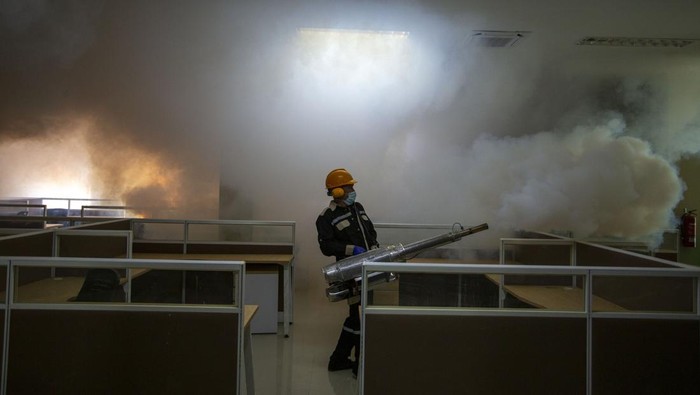 Petugas Kantor Kesehatan Pelabuhan (KKP) kelas II Bandung melakukan pengasapan (fogging) di Asrama Haji Embarkasi Kertajati, Indramayu, Jawa Barat, Rabu (8/5/2024). Pengasapan di Asrama haji Kertajati tersebut untuk memastikan lokasi yang akan ditempati oleh jemaah calon haji bebas dari nyamuk yang menyebarkan penyakit. ANTARA FOTO/Dedhez Anggara/foc.