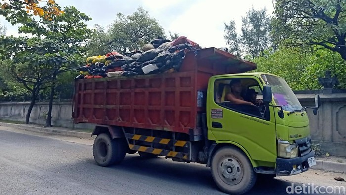 Pengiriman sampah ke TPA Suwung Denpasar seusai kebakaran padam, Kamis (9/5/2024). (Ni Made Lastri Karsiani Putri/detikBali)