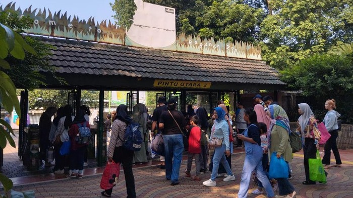 Pengunjung mulai memadati Taman Margasatwa Ragunan, Jakarta Selatan, pada libur panjang atau long weekend hari Kenaikan Yesus Kristus. Pihak kepolisian belum melakukan rekayasa pengalihan arus lalu lintas (lalin) di sekitar Ragunan.