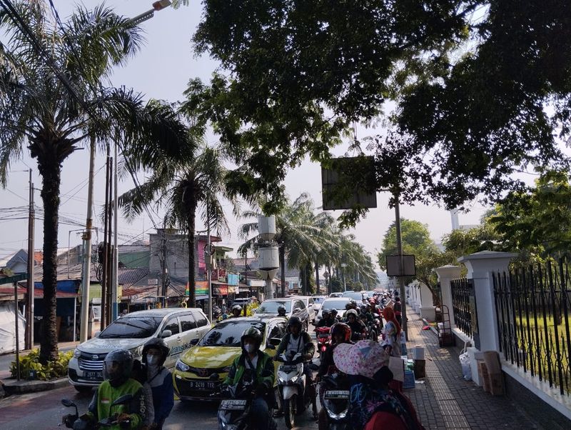 Pengunjung mulai memadati Taman Margasatwa Ragunan, Jakarta Selatan, pada libur panjang atau long weekend hari Kenaikan Yesus Kristus. Pihak kepolisian belum melakukan rekayasa pengalihan arus lalu lintas (lalin) di sekitar Ragunan.
