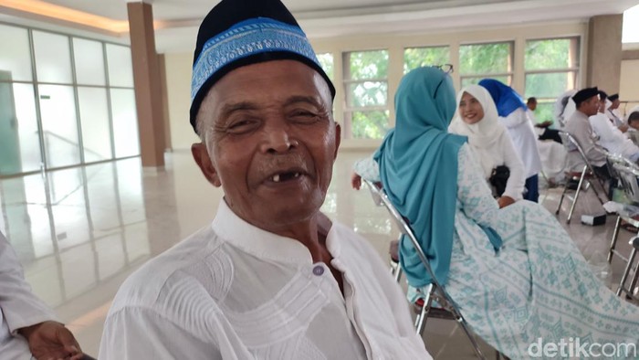 Penyadap karet asal Semarang, Tukimin (72) saat mengikuti pelepasan calon jemaah haji di UIN Walisongo, Semarang, Kamis (9/5/2024).