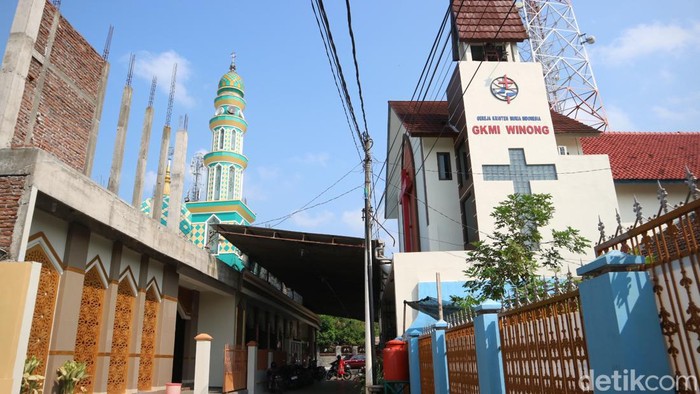 Perayaan Kenaikan Yesus Kristus di GMKI yang lokasinya berhadapan dengan masjid di Desa Winong, Kecamatan Pati, Pati, Kamis (9/5/2024