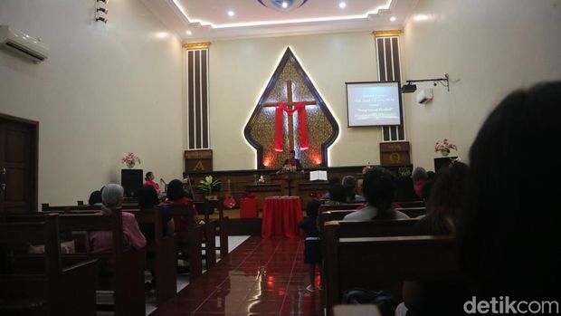 Perayaan Kenaikan Yesus Kristus di GMKI yang lokasinya berhadapan dengan masjid di Desa Winong, Kecamatan Pati, Pati, Kamis (9/5/2024