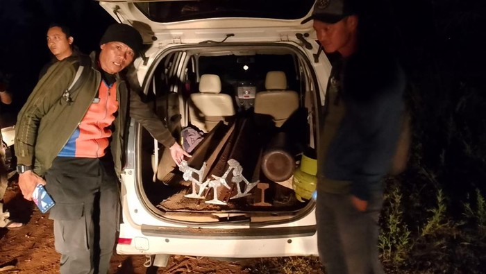 Petugas keamanan PT KAI Daop 2 Bandung berhasil menangkap tiga dari empat orang pelaku pencurian prasarana rel KA. Pelaku sudah diserahkan ke Polsek Malangbong Polres Garut.