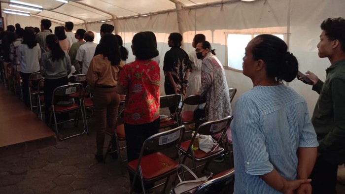 Polisi melakukan kegiatan pengamanan saat berlangsung misa kenaikan Yesus Kristus pada sejumlah gereja di Pondok Aren, Tangerang Selatan (Tangsel). (dok istimewa).
