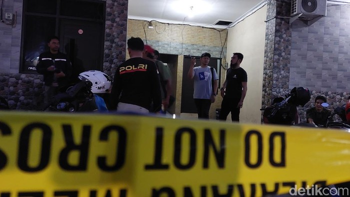 Polisi olah TKP di lokasi penemuan mayat wanita muda di indekos Cirebon, Kamis (9/5/2024).