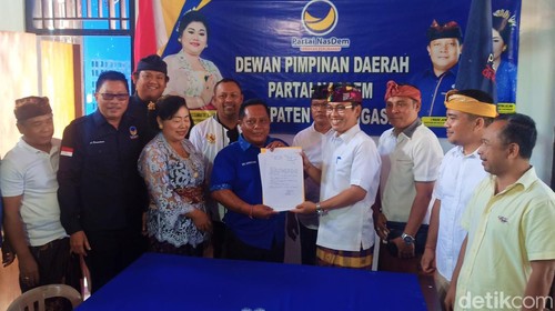 Politikus  Golkar I Nengah Sumardi saat mendaftar jadi bakal cabup Karangasem ke Partai NasDem.