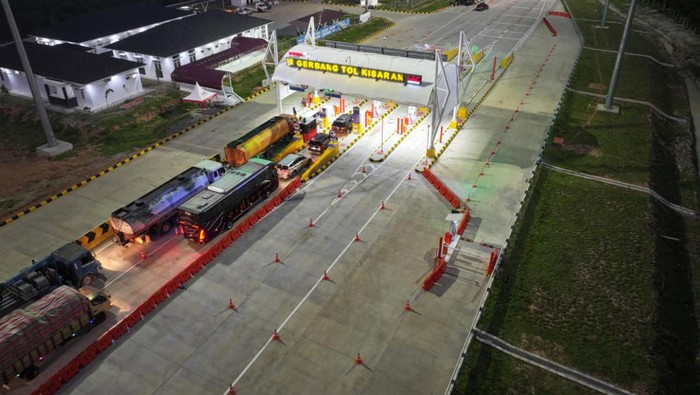Potret kendaraan saat melintasi Gerbang Tol Kisaran