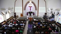 Umat Kristen menjalankan ibadah misa Kenaikan Yesus Kristus di Gereja Huria Kristen Batak Protestan  (HKBP) Semper Barat, Cilincing, Jakarta Utara, Kamis (9/5/2024).