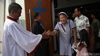 Usai melakukan ibadah misa, jemaat meninggalkan gereja.