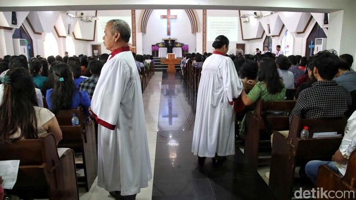 Potret Khidmat Misa Kenaikan Isa Al Masih di Gereja Semper Cilincing Umat Kristen menjalankan ibadah misa Kenaikan Isa Al Masih di Gereja Huria Kristen Batak ProtestanΒ (HKBP) Semper Barat, Cilincing, Jakarta Utara, Kamis (9/5/2024).