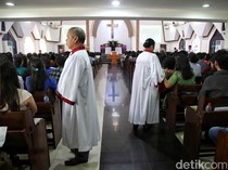 Potret Khidmat Misa Kenaikan Yesus Kristus di Gereja Semper Cilincing