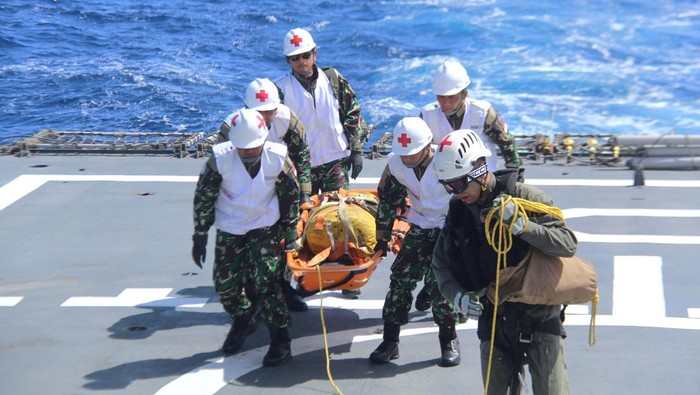 Potret KRI Diponegoro-365 Latihan Bersama LAF-Air Force KRI Diponegoro-365 yang saat ini tergabung dalam Satgas Maritime Task Force (MTF) TNI Konga XXVIII-O/UNIFIL melaksanakan latihan Casualty Evacuation (Casevac) dan Winching Exercise (Winchex) bersama Lebanese Armed Forces - Air Force (LAF-AF) yang dilaksanakan di wilayah Area of Maritime Operation (AMO), Perairan Mediterania, Lebanon pada Selasa (07/05/2024).