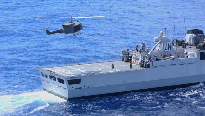 Potret KRI Diponegoro-365 Latihan Bersama LAF-Air Force KRI Diponegoro-365 yang saat ini tergabung dalam Satgas Maritime Task Force (MTF) TNI Konga XXVIII-O/UNIFIL melaksanakan latihan Casualty Evacuation (Casevac) dan Winching Exercise (Winchex) bersama Lebanese Armed Forces - Air Force (LAF-AF) yang dilaksanakan di wilayah Area of Maritime Operation (AMO), Perairan Mediterania, Lebanon pada Selasa (07/05/2024).