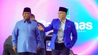 Presiden Terpilih Prabowo Subianto dan Ketua Umum PAN Zulkifli Hasan (Zulhas) saat Workshop dan Rapat Koordinasi Nasional Partai Amanat Nasional dalam Rangka Mewujudkan Kemenangan PAN Pilkada 2024 di  Hotel JS Luwansa, Jakarta, Kamis (9/5/2024). 