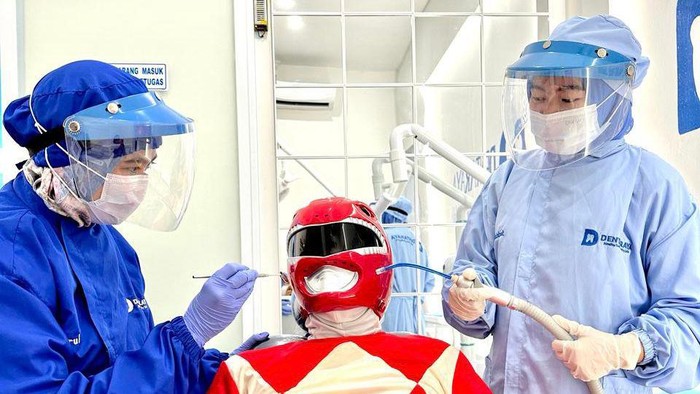 Power Ranger biasanya sering kita lihat membasmi monster di film superhero. Tetapi di Klinik Gigi Dentaraya Cilegon, Provinsi Banten, ada satu 'power rangers merah' yang terciduk periksa gigi karena merasa giginya sakit. Pria berkostum ala Power Rangers itu bernama Huldi (34), warga kabupten serang Banten.
