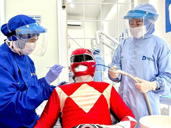 Potret Unik Power Ranger Periksa Gigi