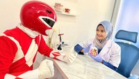 Aksi Huldi mengenakan kostum merah lengkap dengan topeng Power Rangers itu sempat membuat orang-orang berkerumun di sekitar Klinik Gigi Dentaraya Cilegon, Rabu (9/5) siang. Apalagi ketika dia masuk ke dalam Klinik,  sempat membuat heboh karena banyak pengunjung klinik (pasien) serta para perawat yang terkejut dengan kedatangnnya, apalagi power rangers tersebut mau periksa gigi.  
