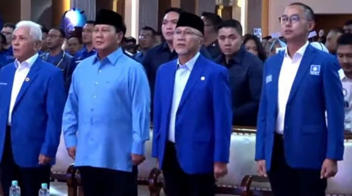 Pakai Kemeja Biru, Prabowo Hadiri Rakornas PAN