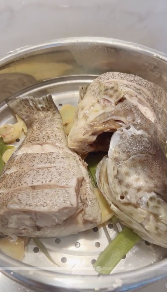 Prilly Latuconsina Masak Ikan Kerapu Kukus Hasil Pancingan Sendiri!