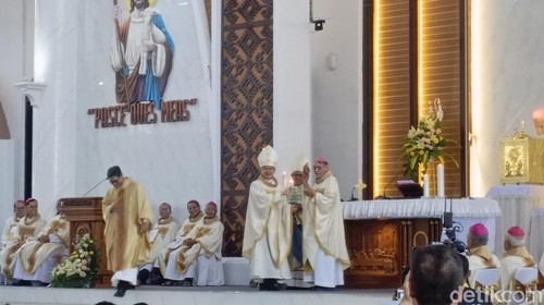Prosesi penahbisan Mgr Hironimus Pakaenoni menjadi Uskup Agung Kupang, Kamis (9/5/2024).