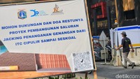 Genangan tersebut kerap muncul saat hujan deras dan mengakibatkan perempatan Seskoal seringkali banjir setinggi paha orang dewasa. 
