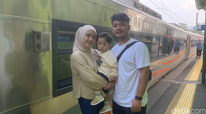 Rasyid bersama istri dan anaknya di Stasiun Gambir untuk berwisata ke Jogja. (Devi Puspitasari/detikcom)