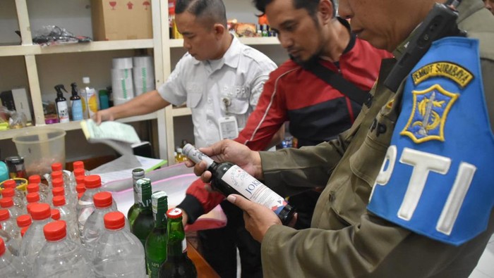 Razia minuman beralkohol di Toko Kelontong Mendem Roso Jalan Kertajaya Surabaya.