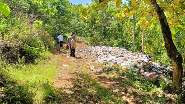 Kondisi lahan tempat pembuangan sampah ilegal yang terletak jauh di tengah hutan di Padukuhan Widoro, Kalurahan Giripurwo, Kalurahan Purwosari, Kabupaten Gunungkidul