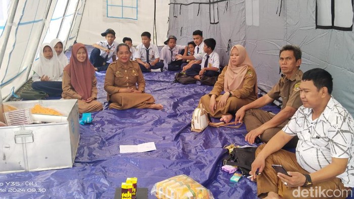 Sejumlah siswa di Sidrap belajar di tenda darurat gegara jembatan akses ke sekolah terputus imbas banjir.