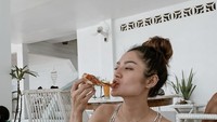 Kalau ini posenya ketika sedang makan sepotong pizza. Sebagai pelengkap, Sibad memesan segelas jus. Slurpp! Foto: Instagram @sitibadriahh