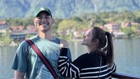 Siti Badriah kembali disorot setelah menghampiri lawan main sang suami, Angela Glisha di lokasi syuting. Kedatangannya disebut untuk mendukung lawan main suaminya. Foto: Instagram @sitibadriahh
