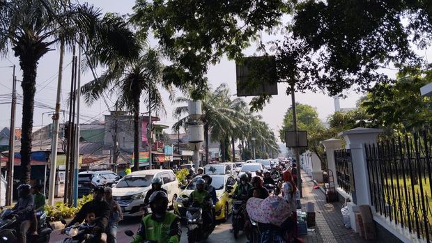 Situasi lalu lintas menuju Taman Margasatwa Ragunan, Kamis (9/5/2024).