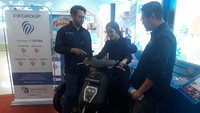Kepala FIFGROUP Wilayah Jakarta-Tangerang 1, Cok Agung Budhiatmika (paling kiri), dan Kepala FIFGROUP Wilayah Jawa Barat 2, Hendra Sugara Martha (paling kanan) di sela-sela kegiatan. FIFGROUP turut mendukung pelestarian kuliner nusantara dengan menghadirkan Anjungan Road to FIFGROUP 35th LOCALICIOUS yang menawarkan solusi finansial pilihan bagi masyarakat dan pengunjung dalam memenuhi kebutuhan dan mewujudkan segala impiannya.
