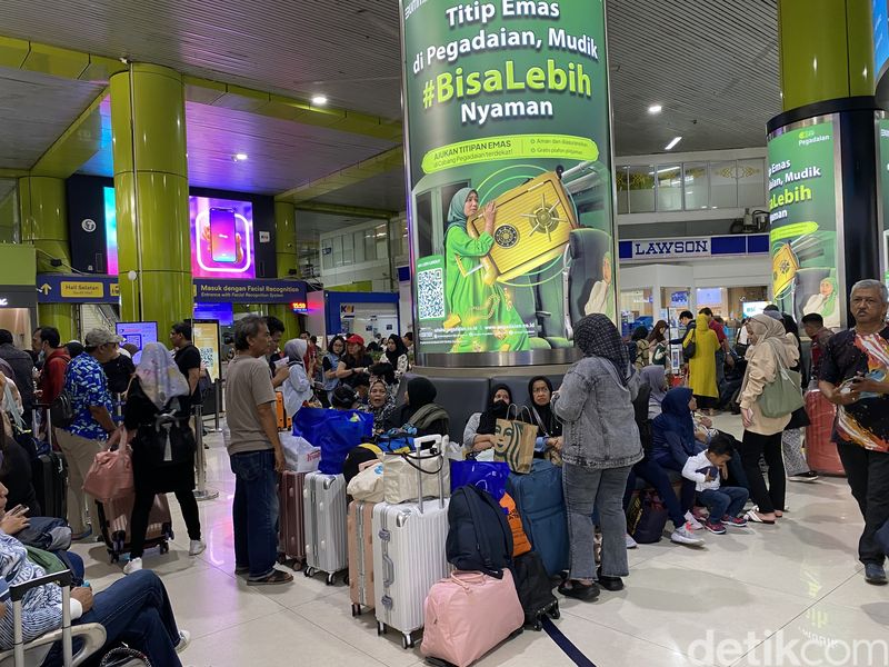 Stasiun Gambir, Jakarta Pusat dipadati calon penumpang yang ingin menghabiskan libur panjang ke luar kota. (Devi/detikcom).