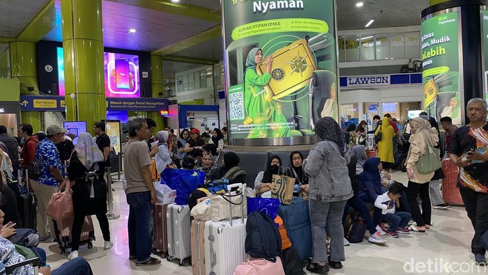 Stasiun Gambir, Jakarta Pusat dipadati calon penumpang yang ingin menghabiskan libur panjang ke luar kota. (Devi/detikcom).