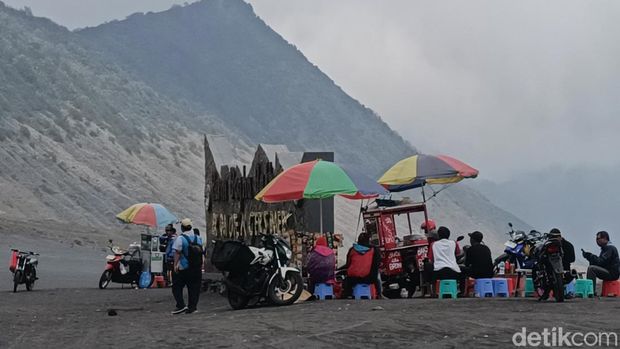 Suasana hari pertama libur panjang di Bromo.