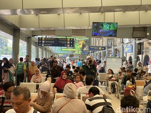 Long Weekend, Stasiun Pasar Senen Ramai Siang Ini