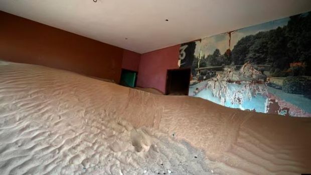 Tampilan mosaik pemandangan hijau dan subur di dalam salah satu rumah di desa Desa Al-Ghuraifa, Dubai.
