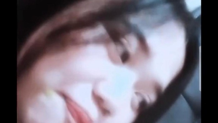 Tangkapan layar seorang wanita live TikTok mengaku senang Sidrap dilanda banjir.