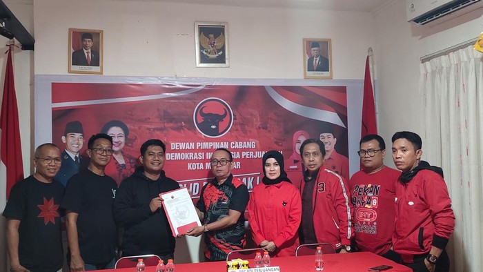 Tim Indira Jusuf Ismail mengambil formulir di DPC PDIP Makassar.