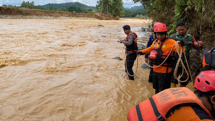 Tim Kalla Rescue turut membantu evakuasi korban banjir dan tanah longsor di Luwu, Sulsel.